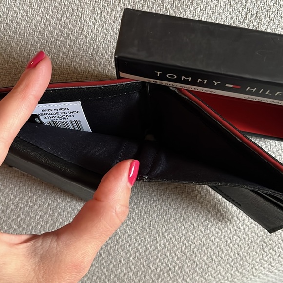 NWT Tommy Hilfiger wallet - Picture 6 of 7